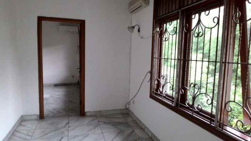 dijual rumah jl komplek puri cinere
