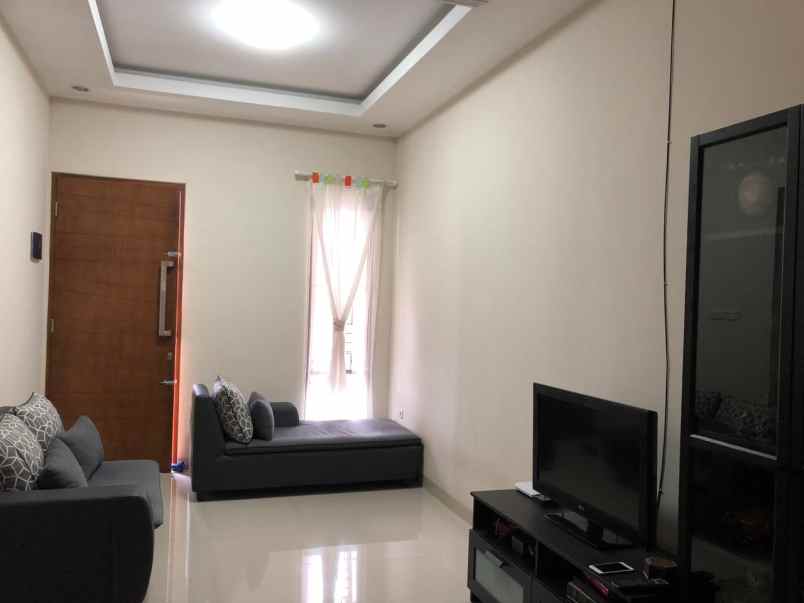 dijual rumah jl mahakam mampang kec