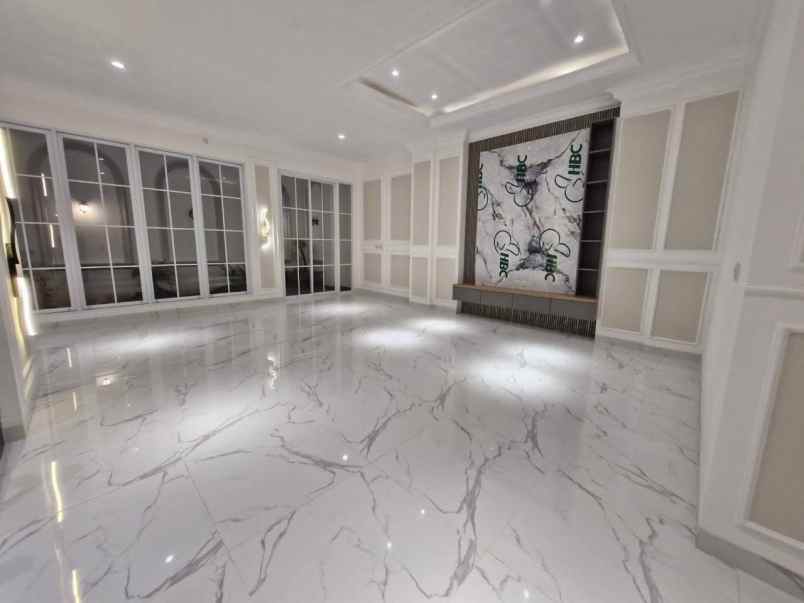 dijual rumah jl meruya selatan joglo