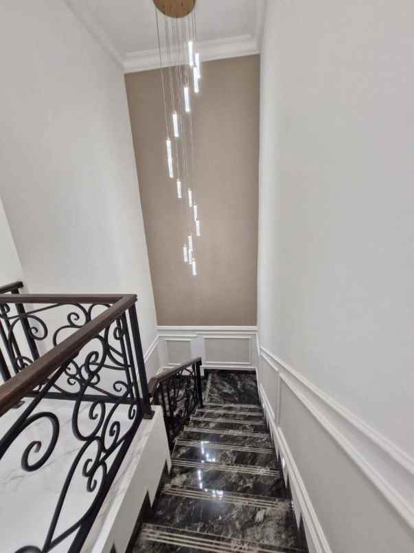 dijual rumah jl meruya selatan joglo