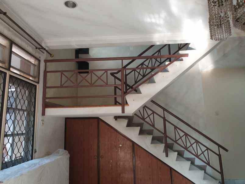 dijual rumah jl oswegia 6 no 3 blok e