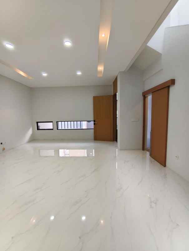 dijual rumah jl sayap setiabudi