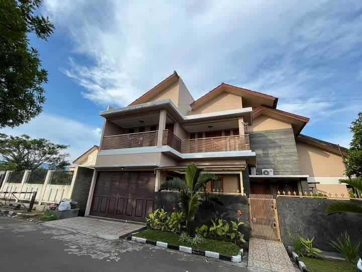 dijual rumah jl setra dago utara
