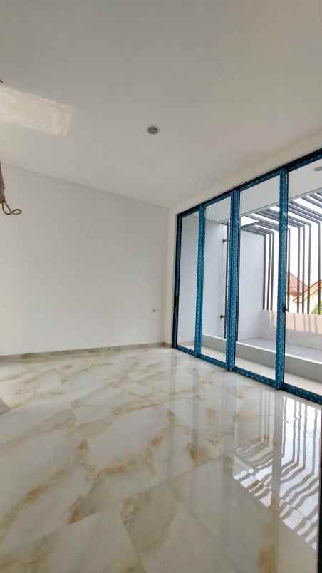 dijual rumah jl taman anggrek rt 002 rw