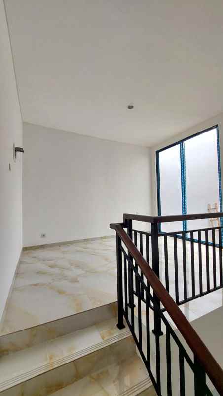 dijual rumah jl taman anggrek rt 002 rw