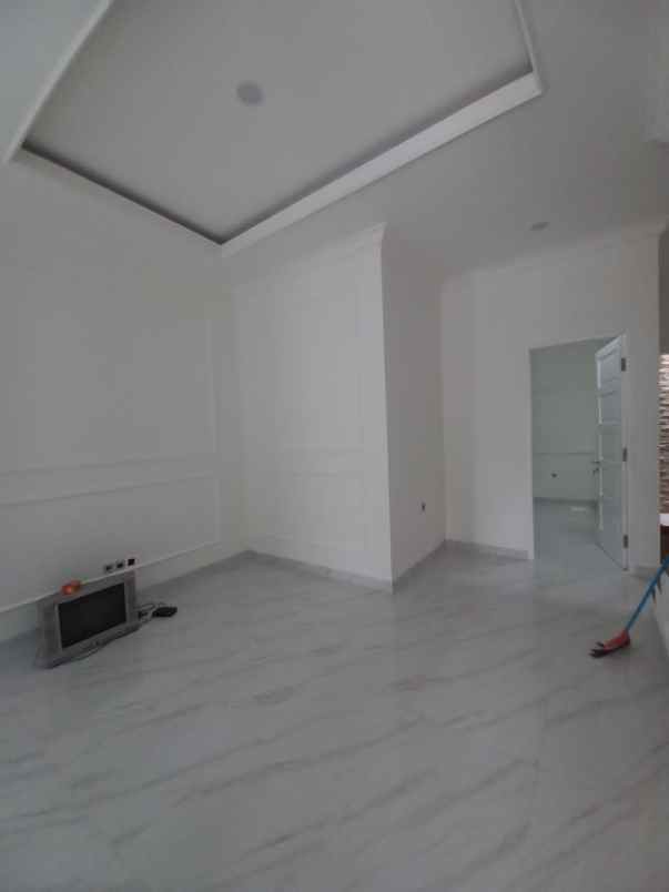 dijual rumah jl taman malaka pondok