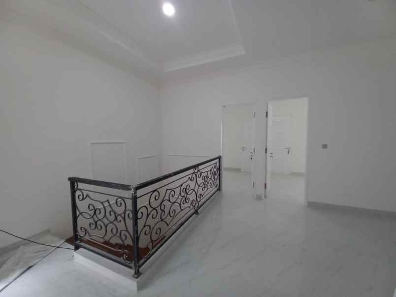 dijual rumah jl taman malaka pondok