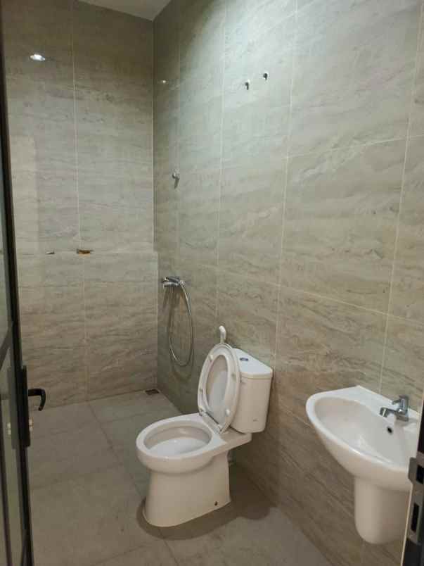 dijual rumah kav dki meruya utara jakbar