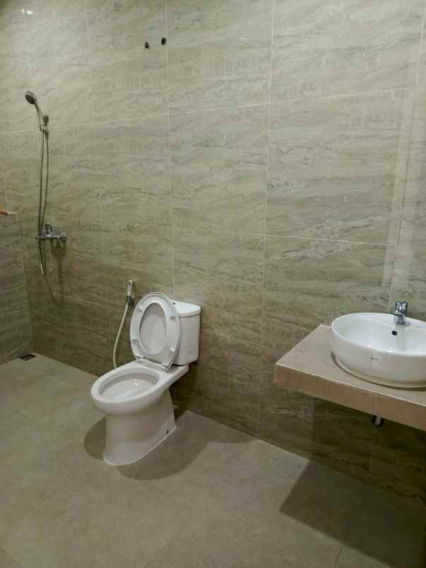 dijual rumah kav dki meruya utara jakbar