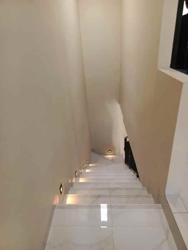 dijual rumah kav dki meruya utara jakbar