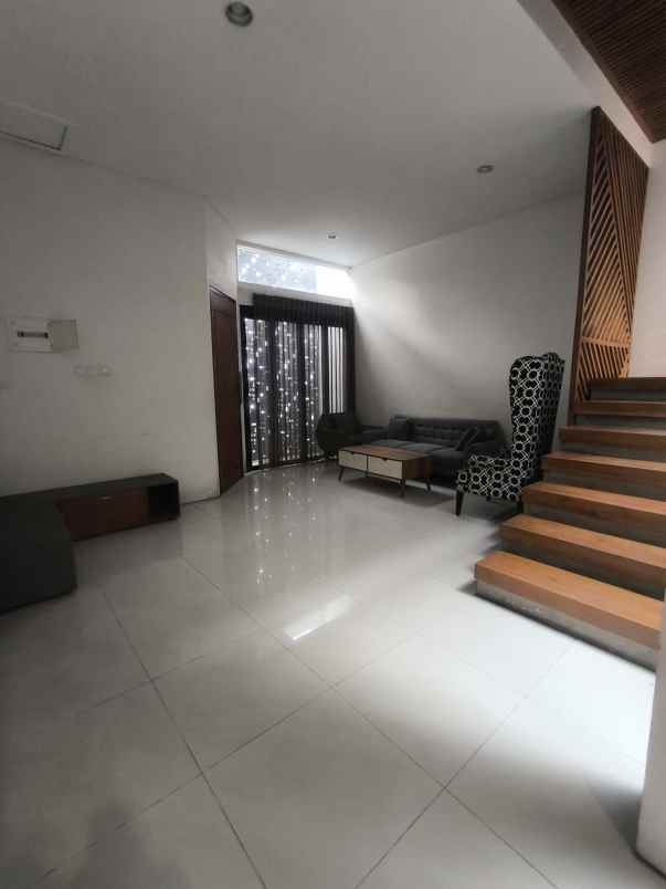 dijual rumah ketintang