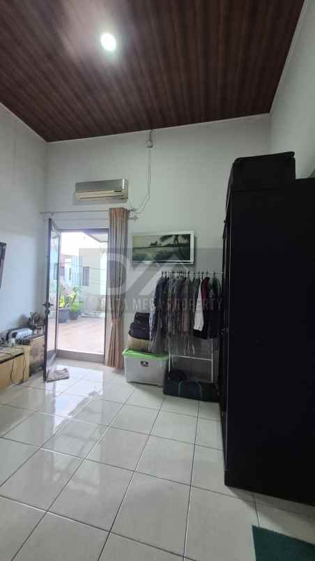 dijual rumah klub keluarga graha raya