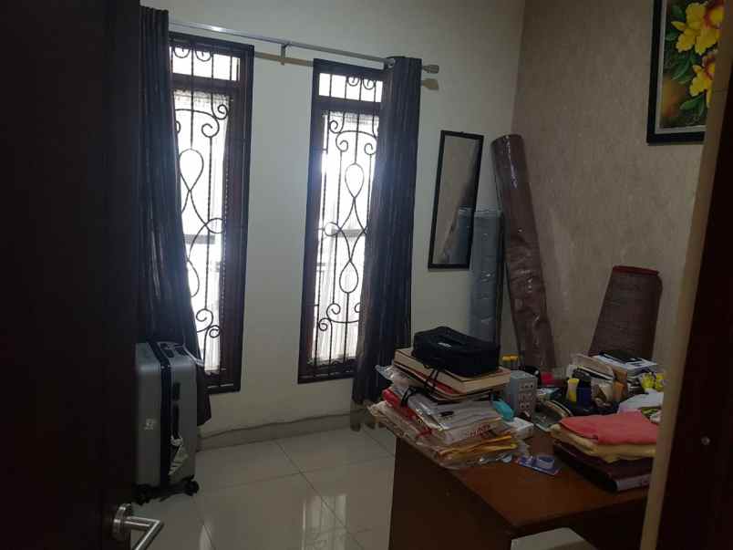 dijual rumah komplek awani residence