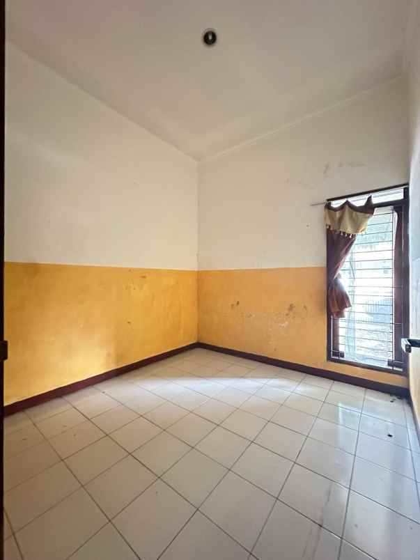 dijual rumah komplek bumi adipura