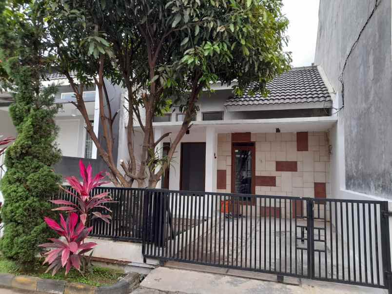 dijual rumah komplek bumi adipura