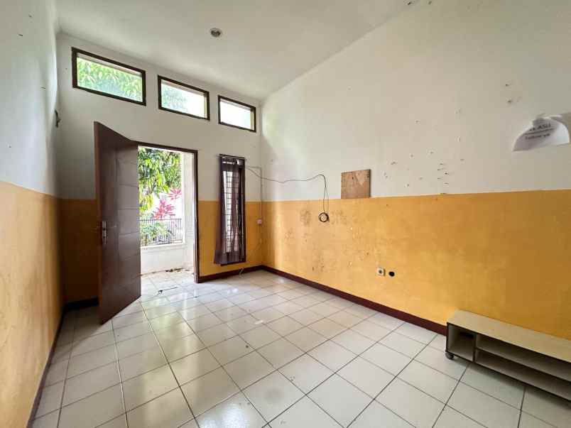 dijual rumah komplek bumi adipura