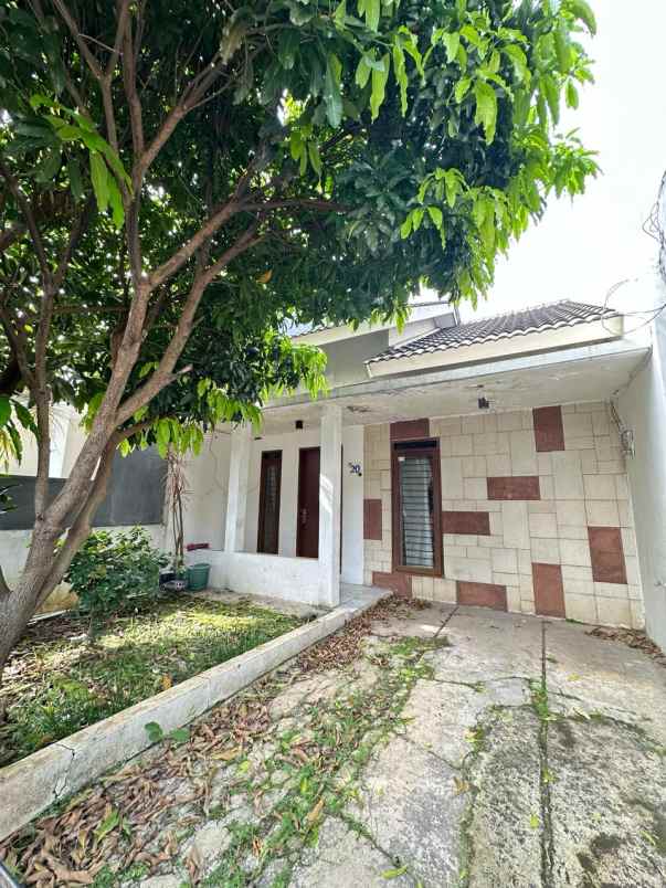 dijual rumah komplek bumi adipura