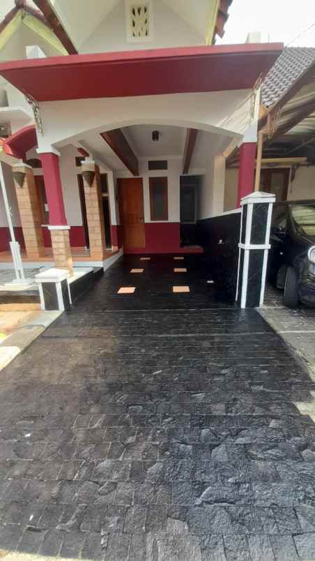 dijual rumah komplek pesona khayangan