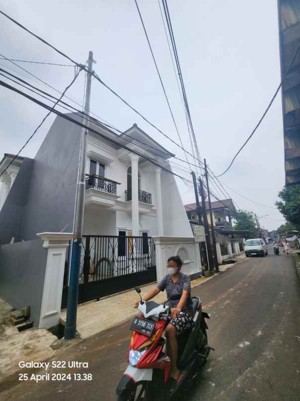 dijual rumah lapangan tembak cibubur