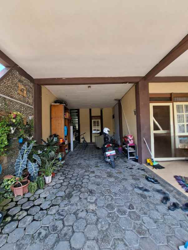 dijual rumah lokasi araya malang