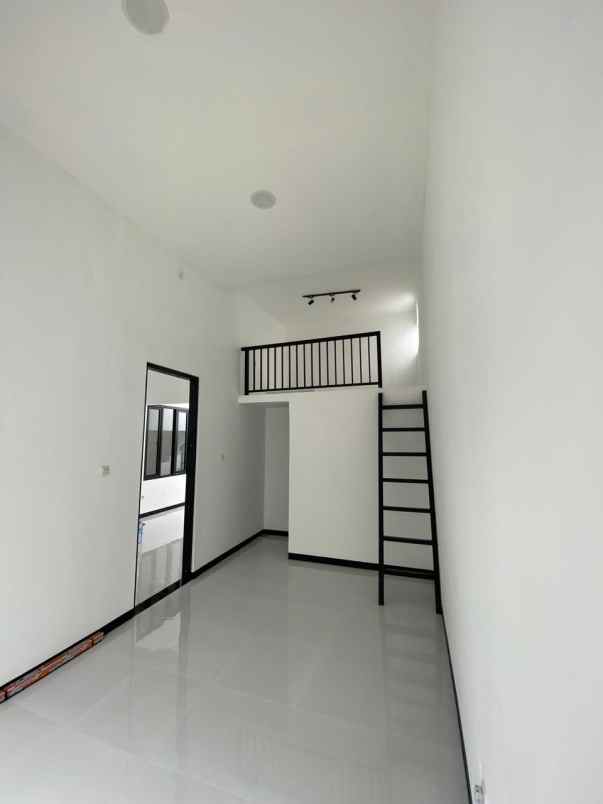 dijual rumah loncat indah