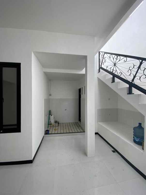 dijual rumah loncat indah