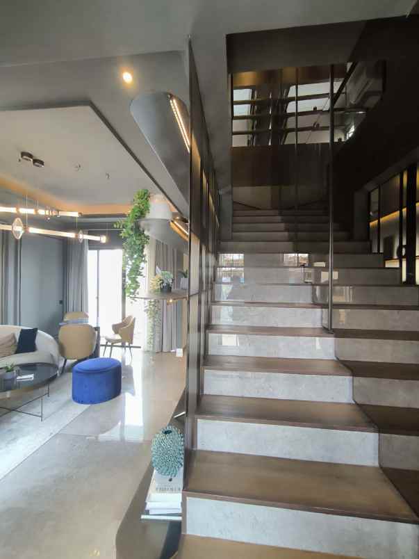 dijual rumah mansion nine