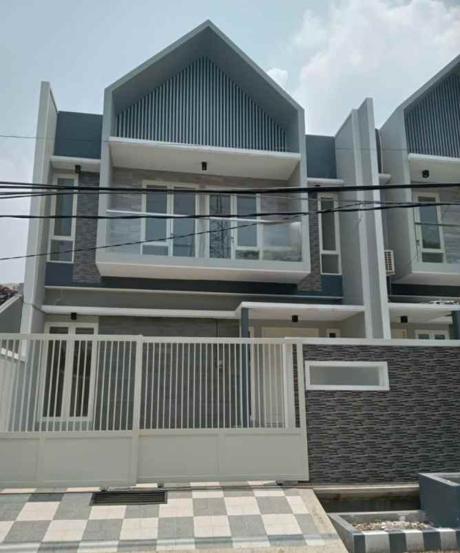dijual rumah manyar