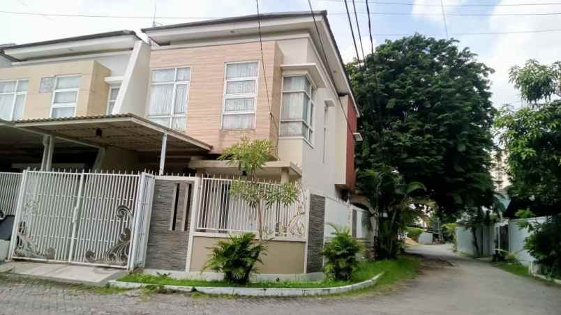 dijual rumah manyar
