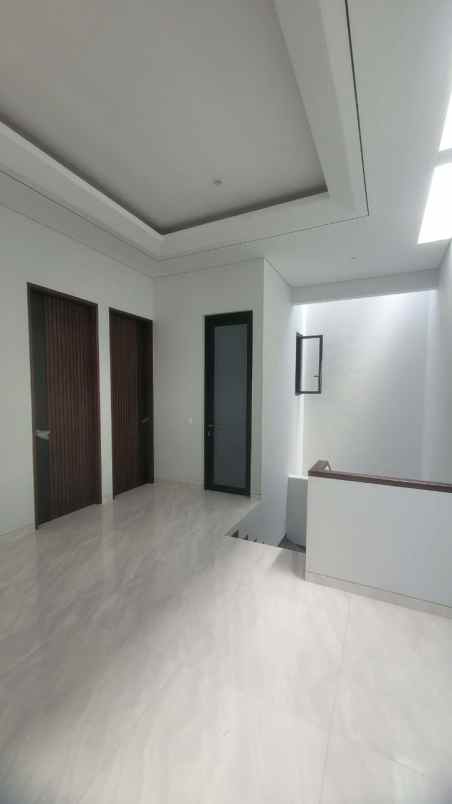 dijual rumah manyar indah