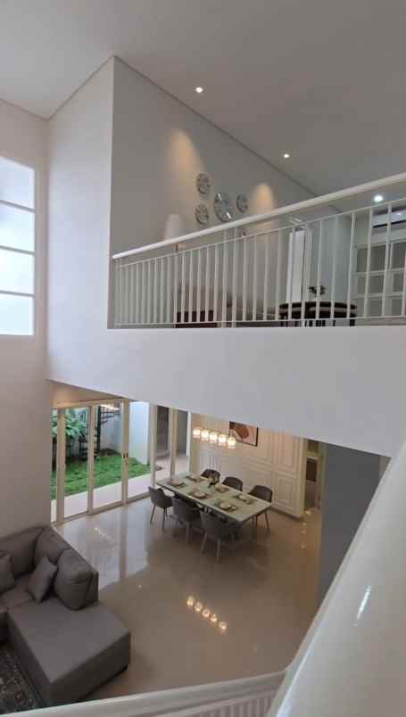 dijual rumah manyar jaya