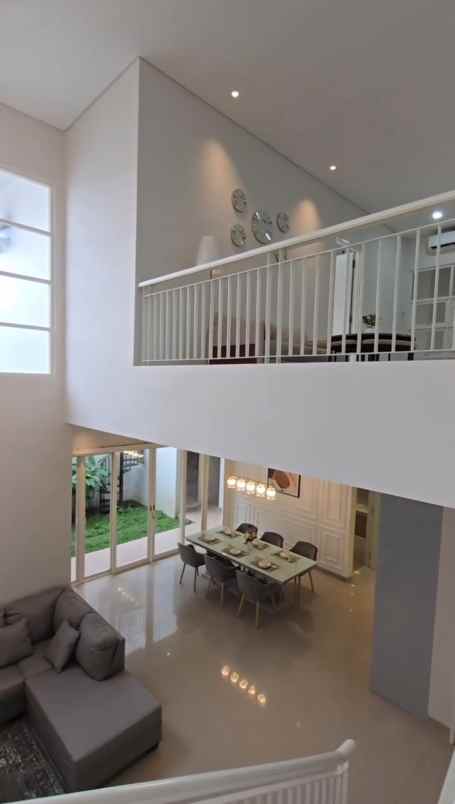 dijual rumah manyar jaya