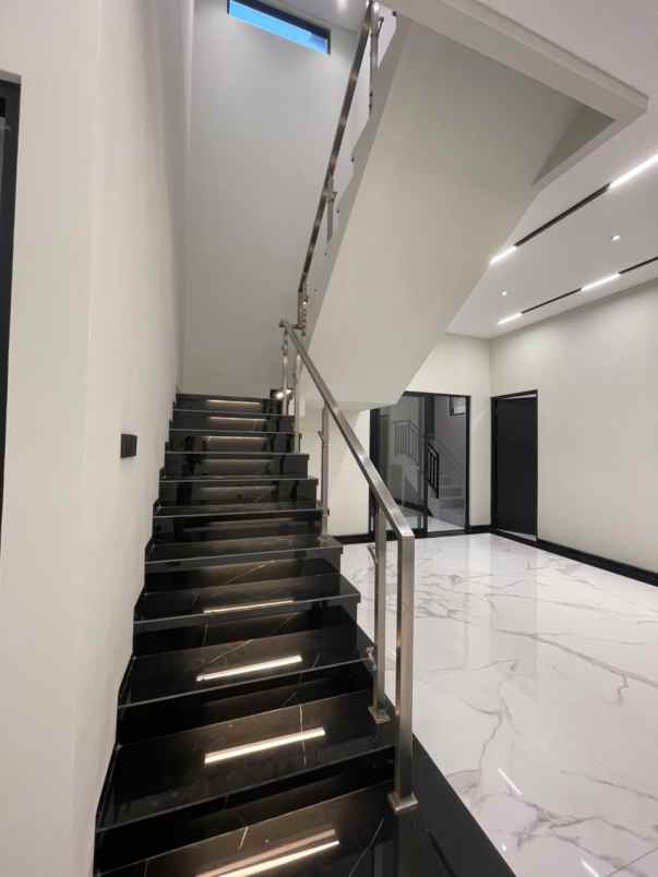 dijual rumah manyar kertoadi