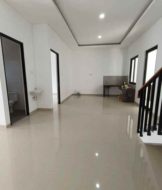 dijual rumah manyar rejo