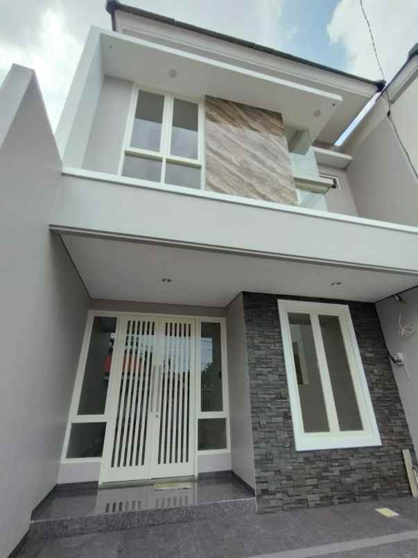 dijual rumah manyar tirtoyoso