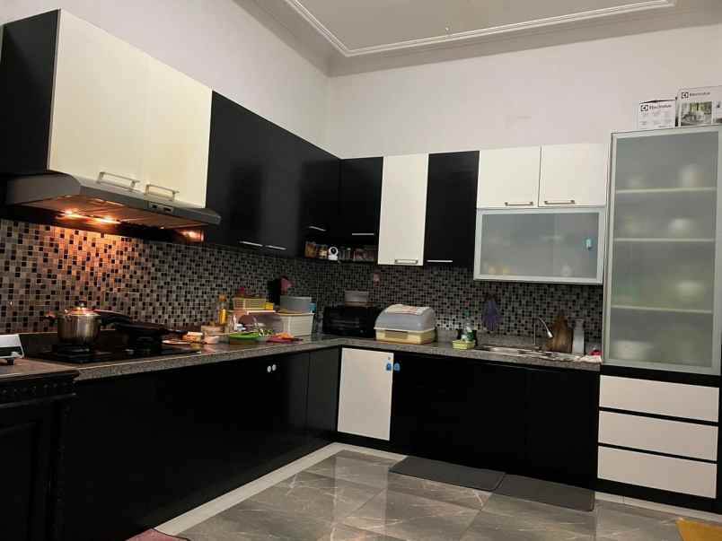 dijual rumah nginden intan barat