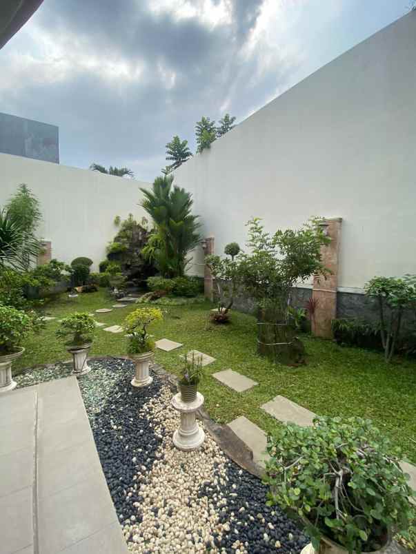 dijual rumah pakuwon city