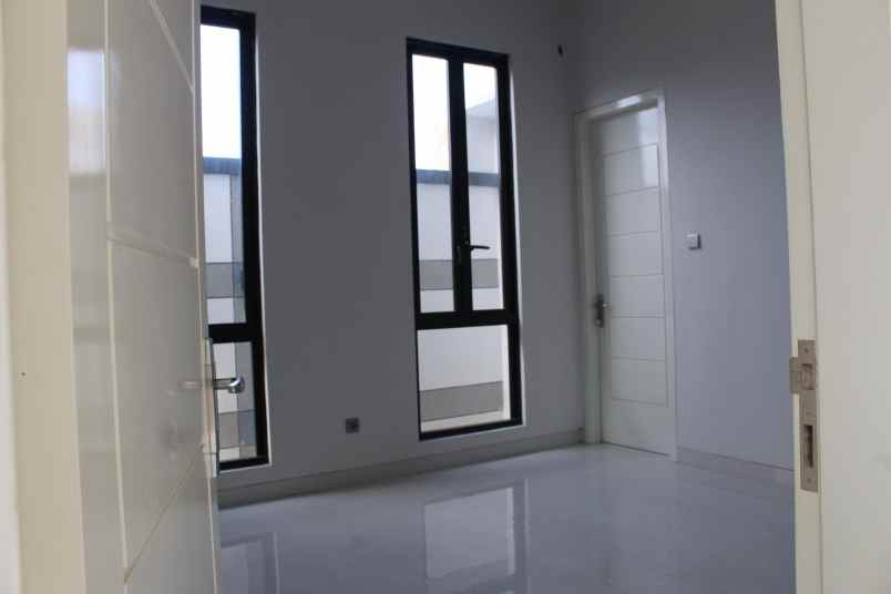 dijual rumah perum diamond residence