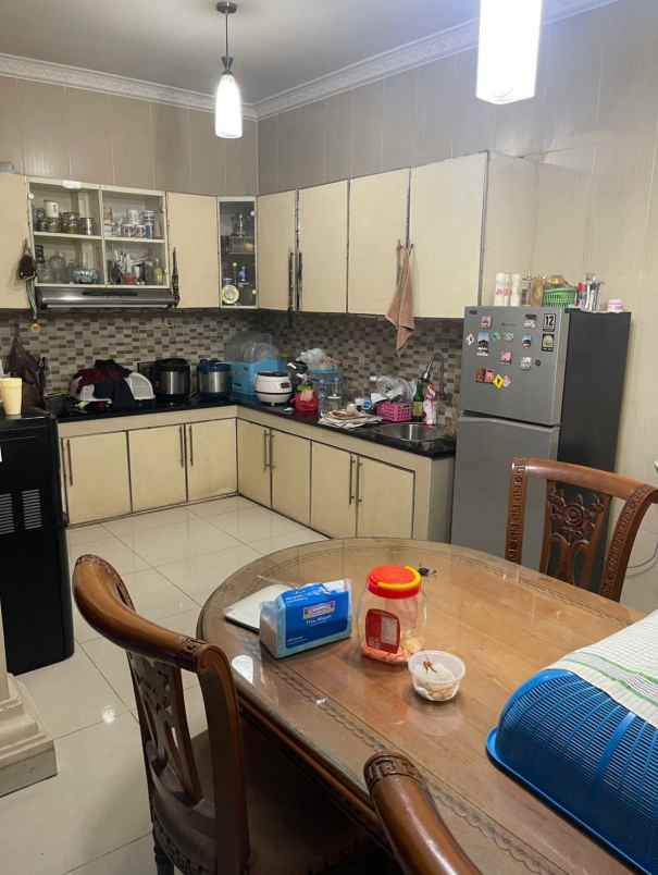 dijual rumah perumahan royal residence