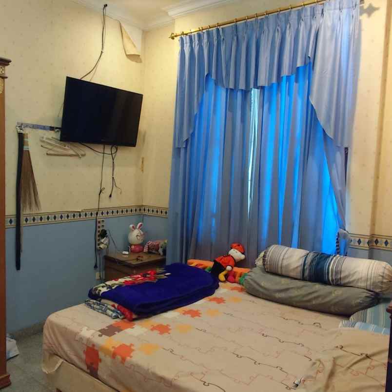 dijual rumah raya pucang jajar