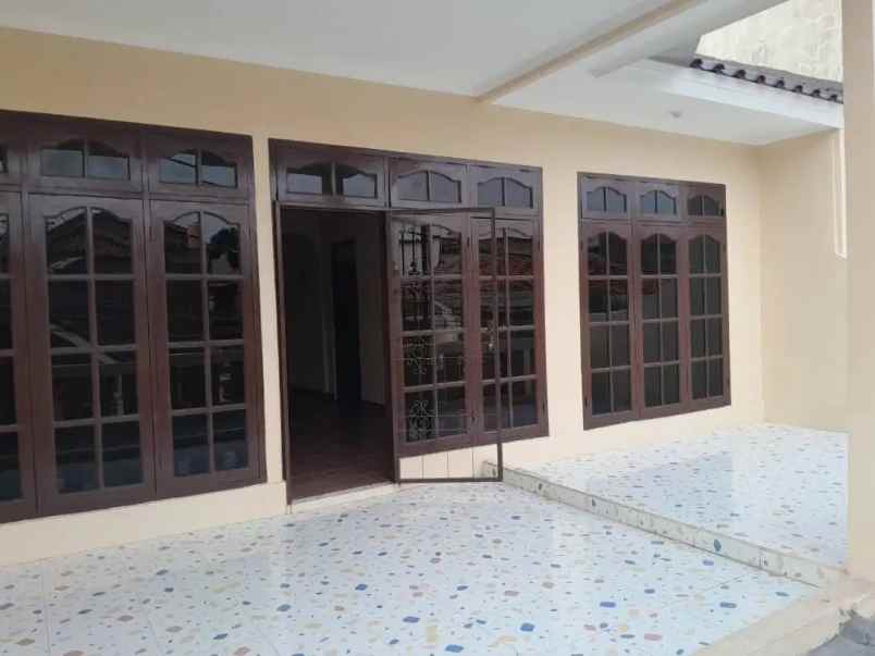 dijual rumah rumah di pondok bambu asri