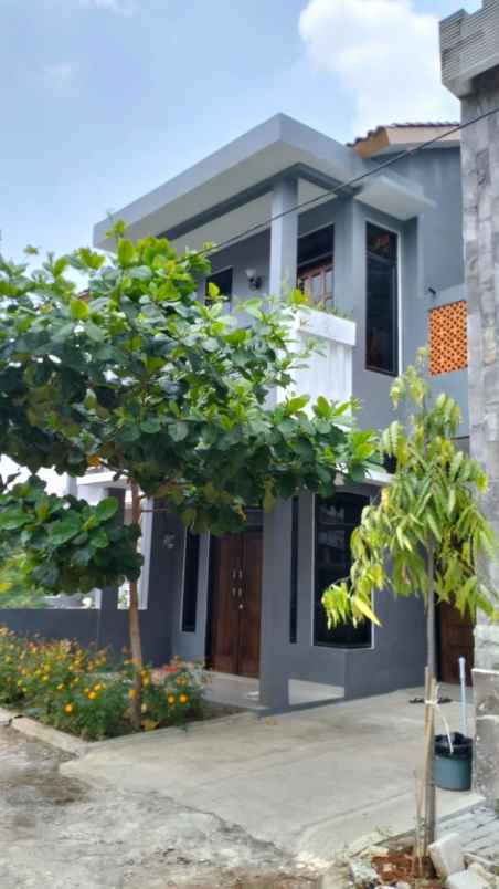 dijual rumah second 2lt lokasi strategis di ciracas