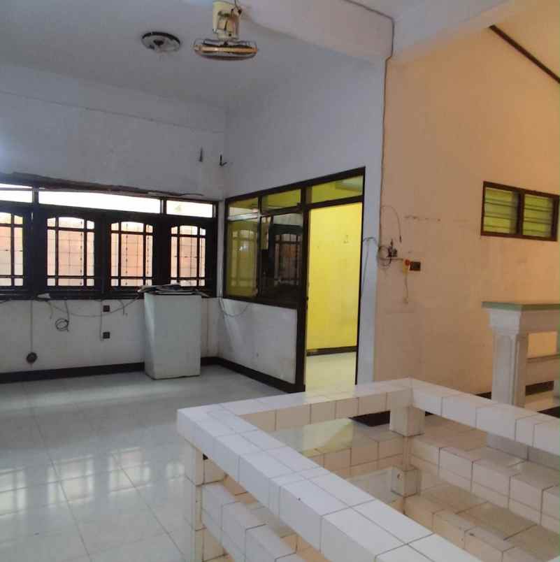 dijual rumah simpang darmo permai