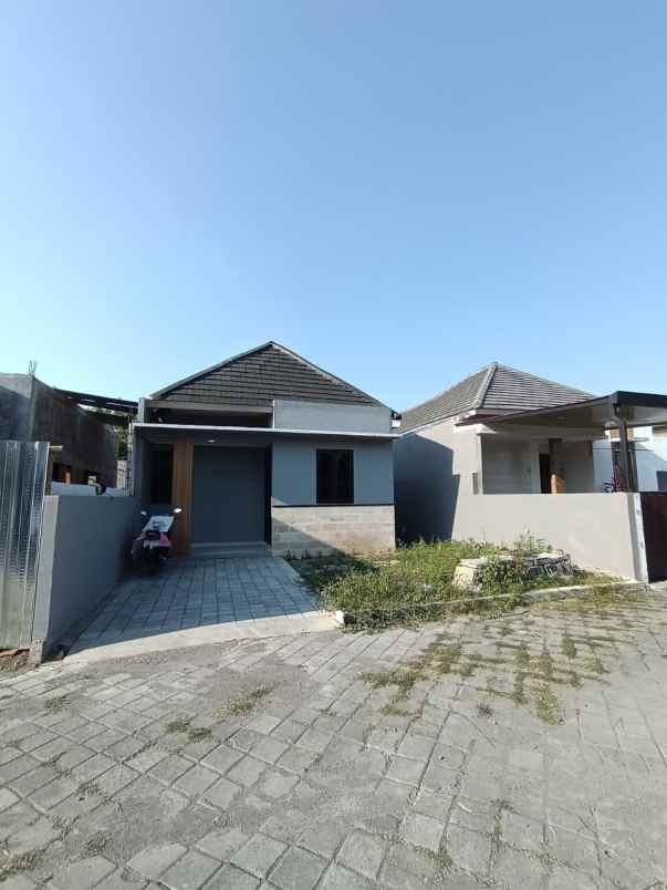 dijual rumah tajem