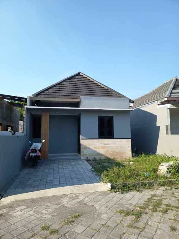 dijual rumah tajem