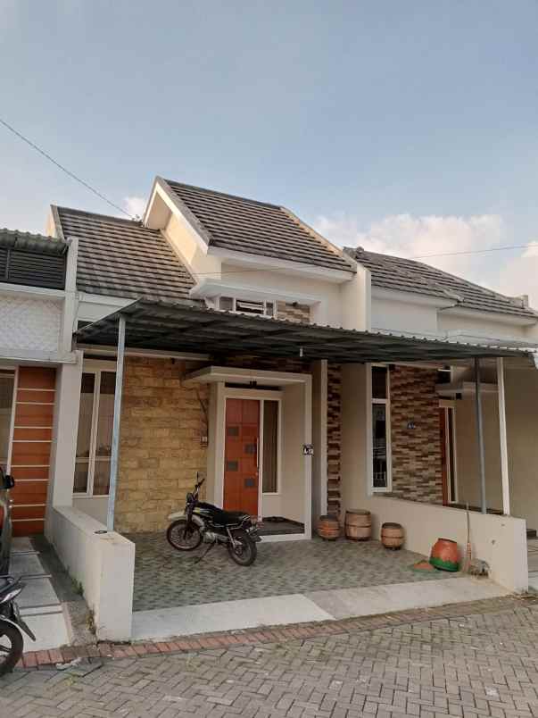 dijual rumah taman harmoni cluster