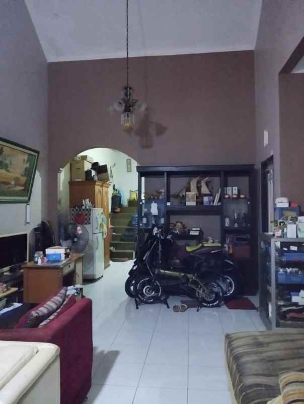 dijual rumah wiyung