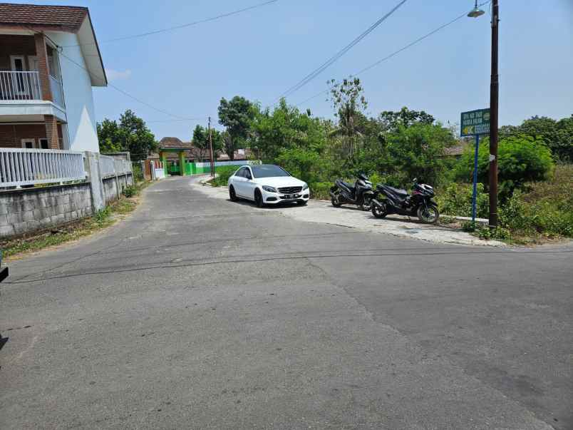 dijual tanah jl westlake trihanggo kec