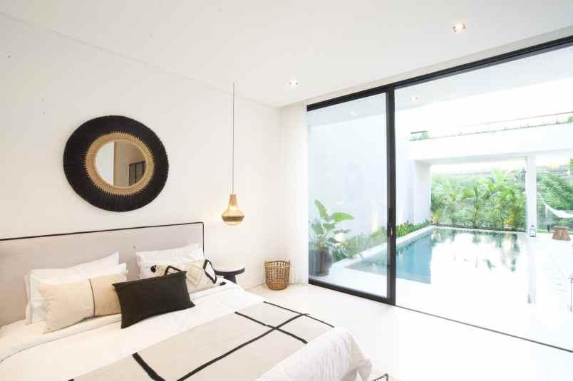 dijual villa jalan pererenan canggu bali