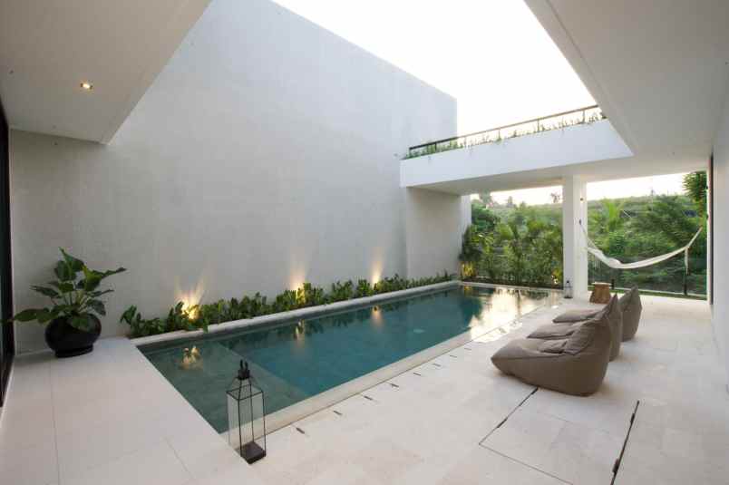 dijual villa jalan pererenan canggu bali